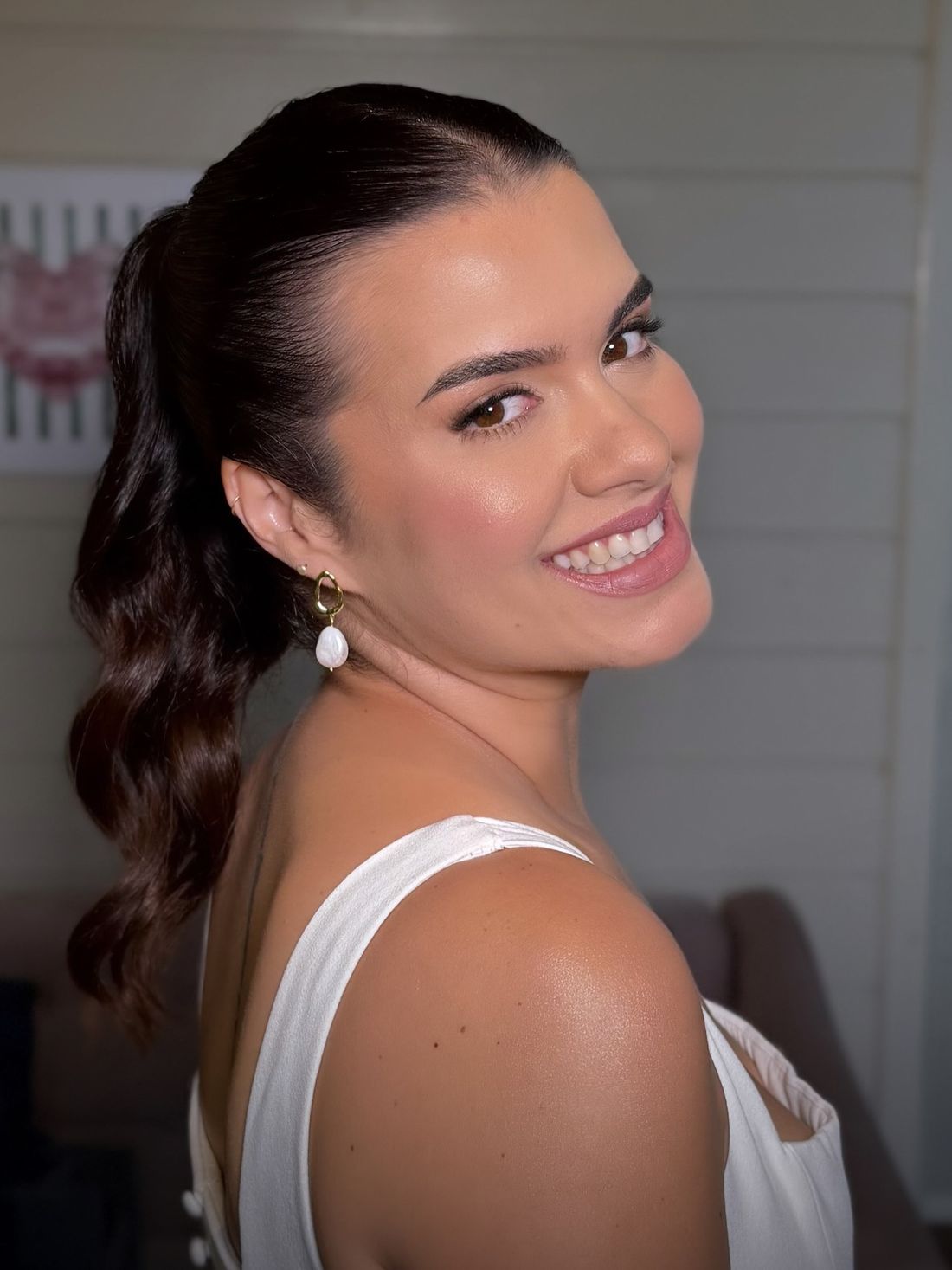 Noiva sorrindo de perfil